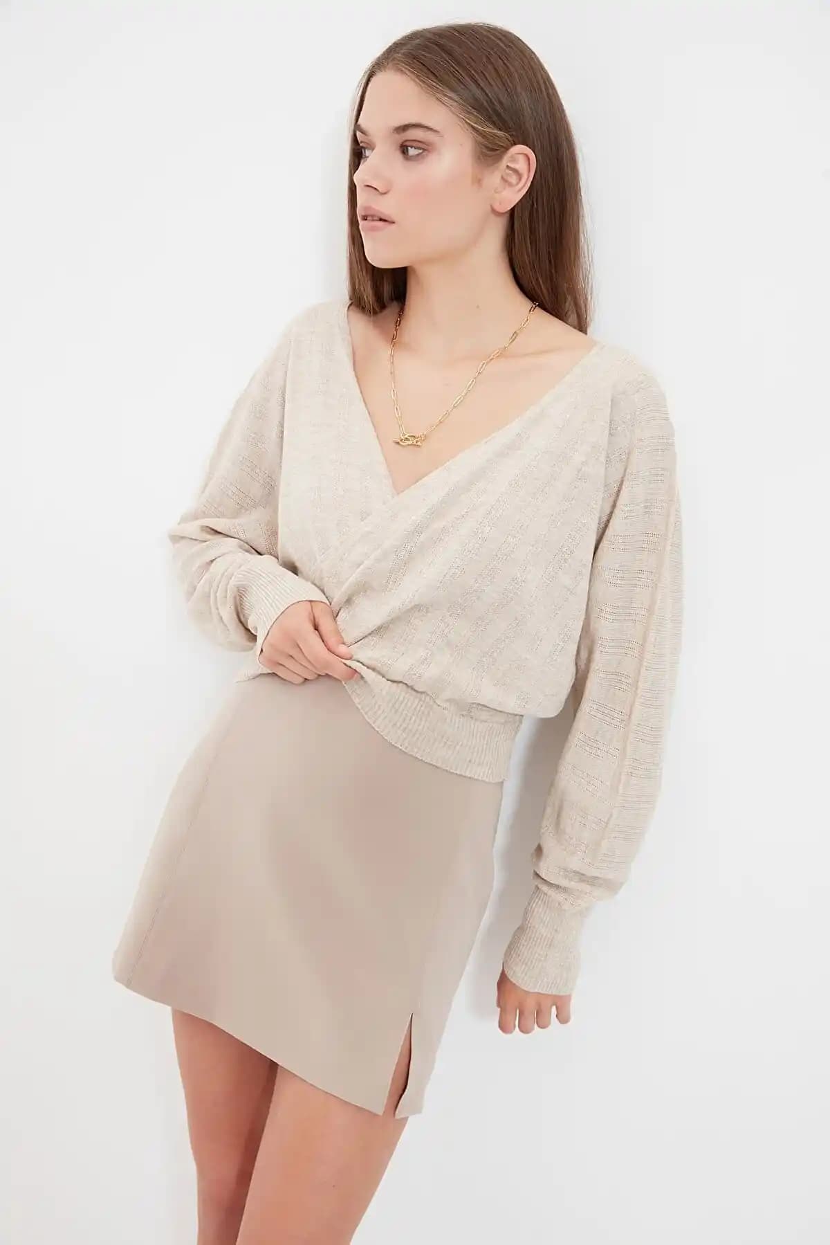 Büyük Göğüslü Kadınlar İçin Doğru Kumaş ve Kesimlerle Giyim Rehberi