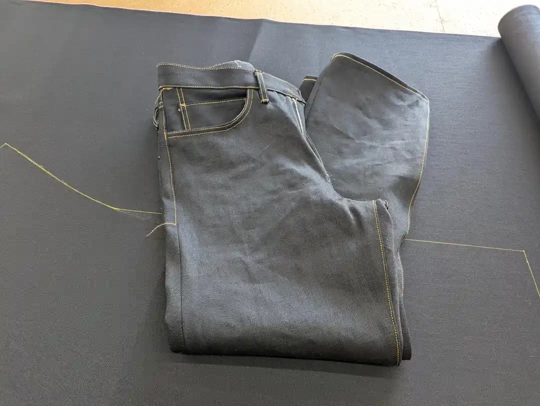 El Yapımı Siyah Denim Kot Pantolon: Redline ve Kontrast Dikiş Detaylarıyla Teknik İnceleme