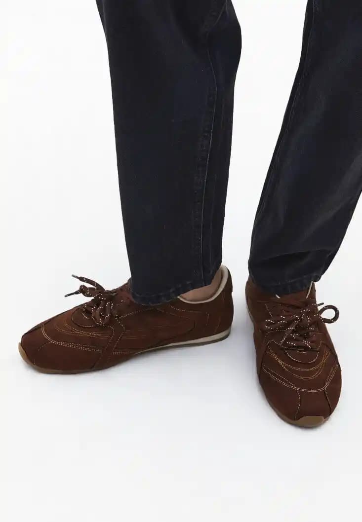 Kahverengi Süet Spor Ayakkabıların İş Yerinde Business-Casual Kıyafet Koduna Uygunluğu