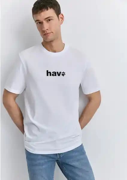 Mavi Hav Baskılı Beyaz ve Siyah Tişörtlerin Karşılaştırması: Kumaş, Tasarım ve Kullanım Özellikleri