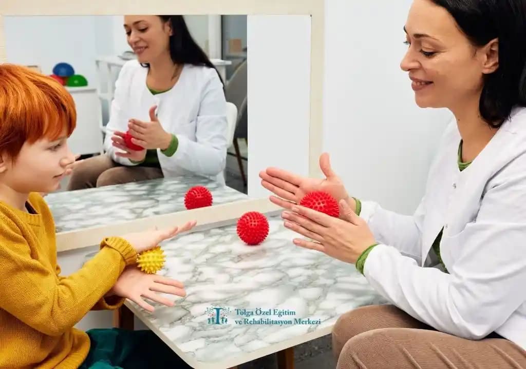 Otizm ve Duyusal Hassasiyeti Olanlar İçin Konforlu ve Estetik Giyim Stratejileri