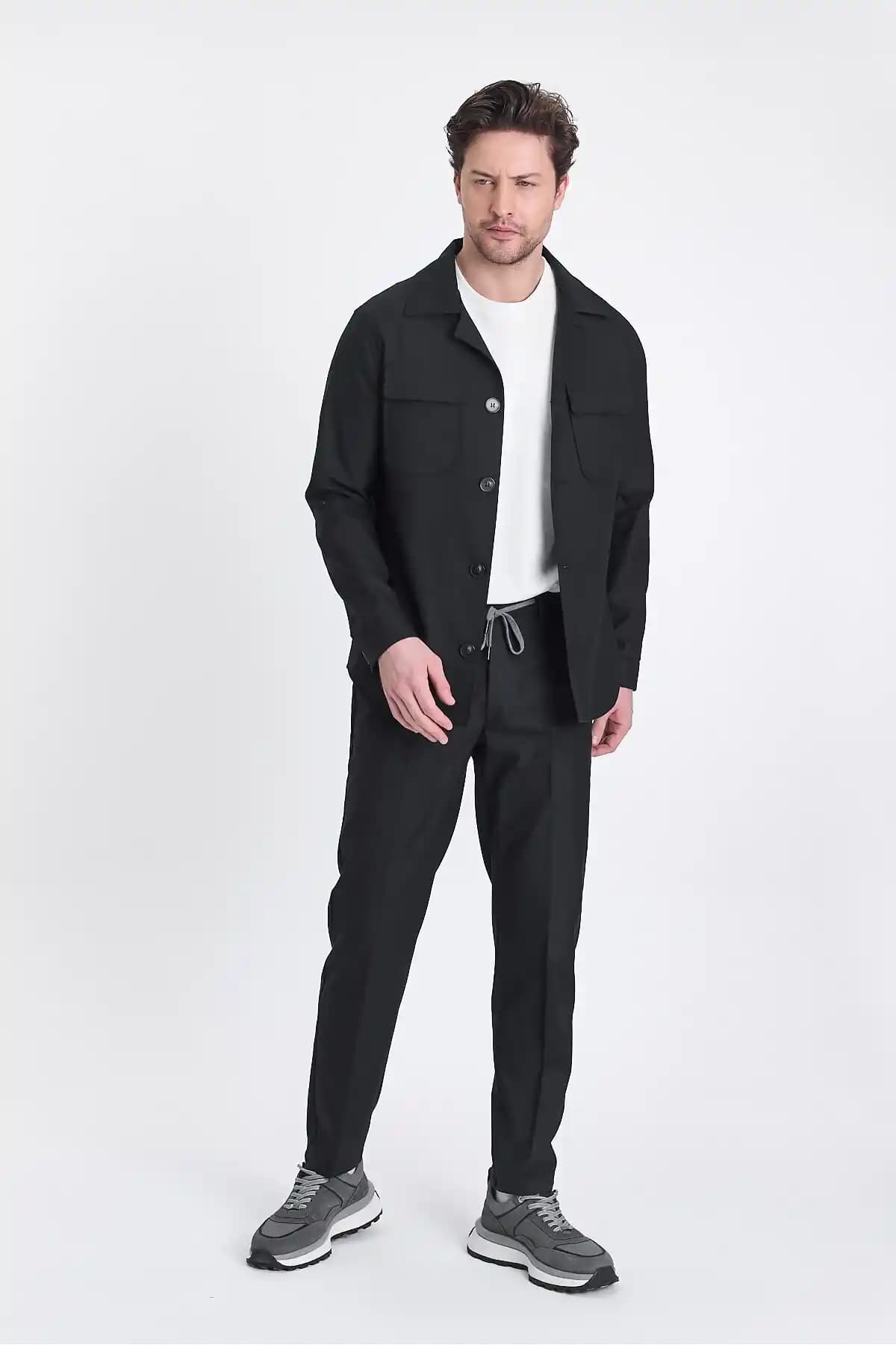 Overshirt ve Pantolonun Aynı Renkte Kombinlenmesi: Stil, Renk ve Kumaş Uyumu