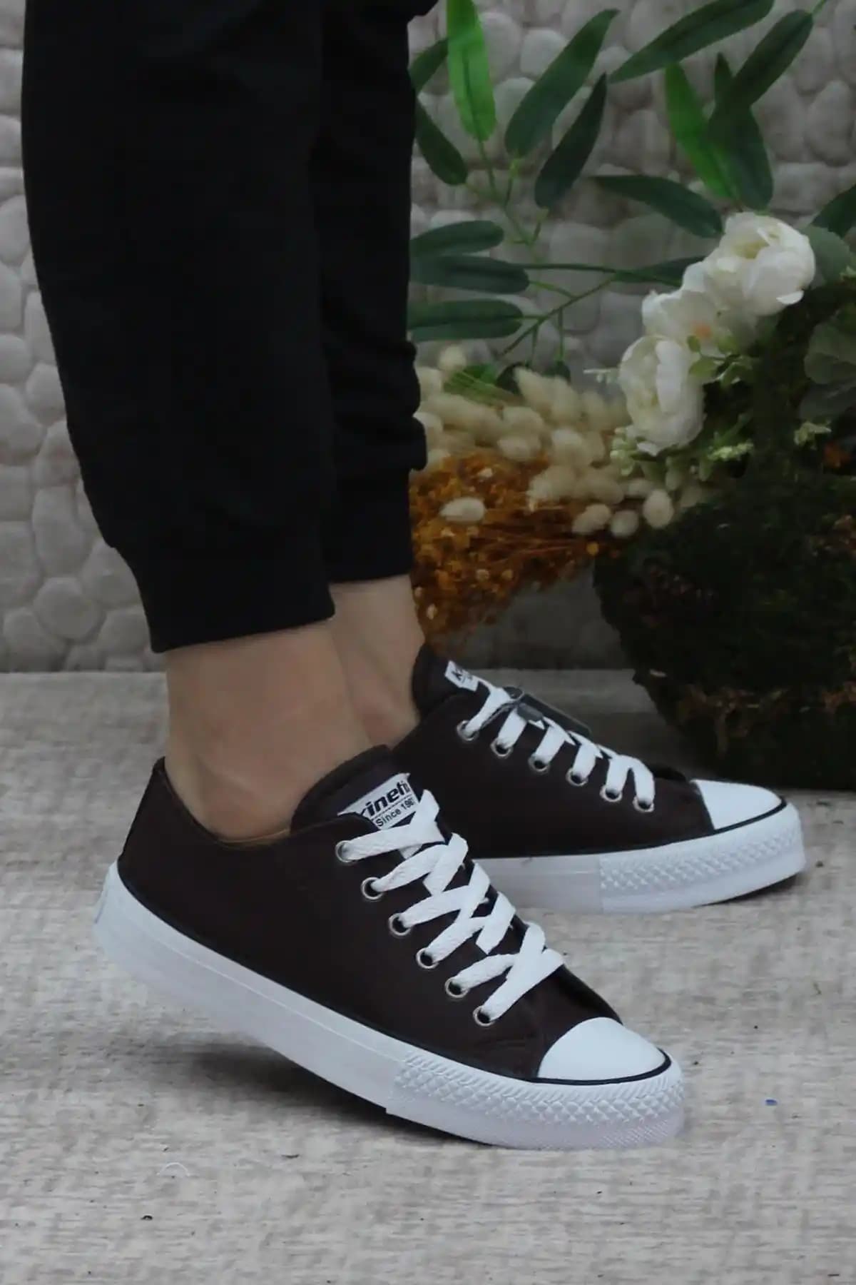 Vans Authentic ve Keds Alternatifi Kanvas Bağcıklı Spor Ayakkabılar ve Deri Modellerin Karşılaştırması