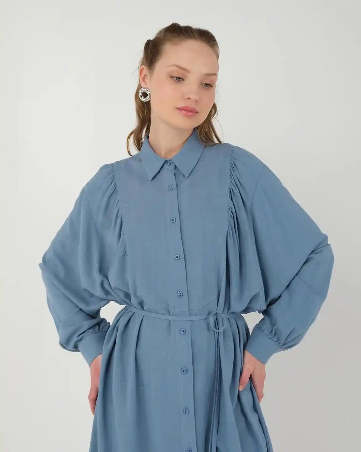 Yaz Aylarında İş Yerinde Rahat ve Şık Giyinme İçin Kumaş ve Kombin Önerileri