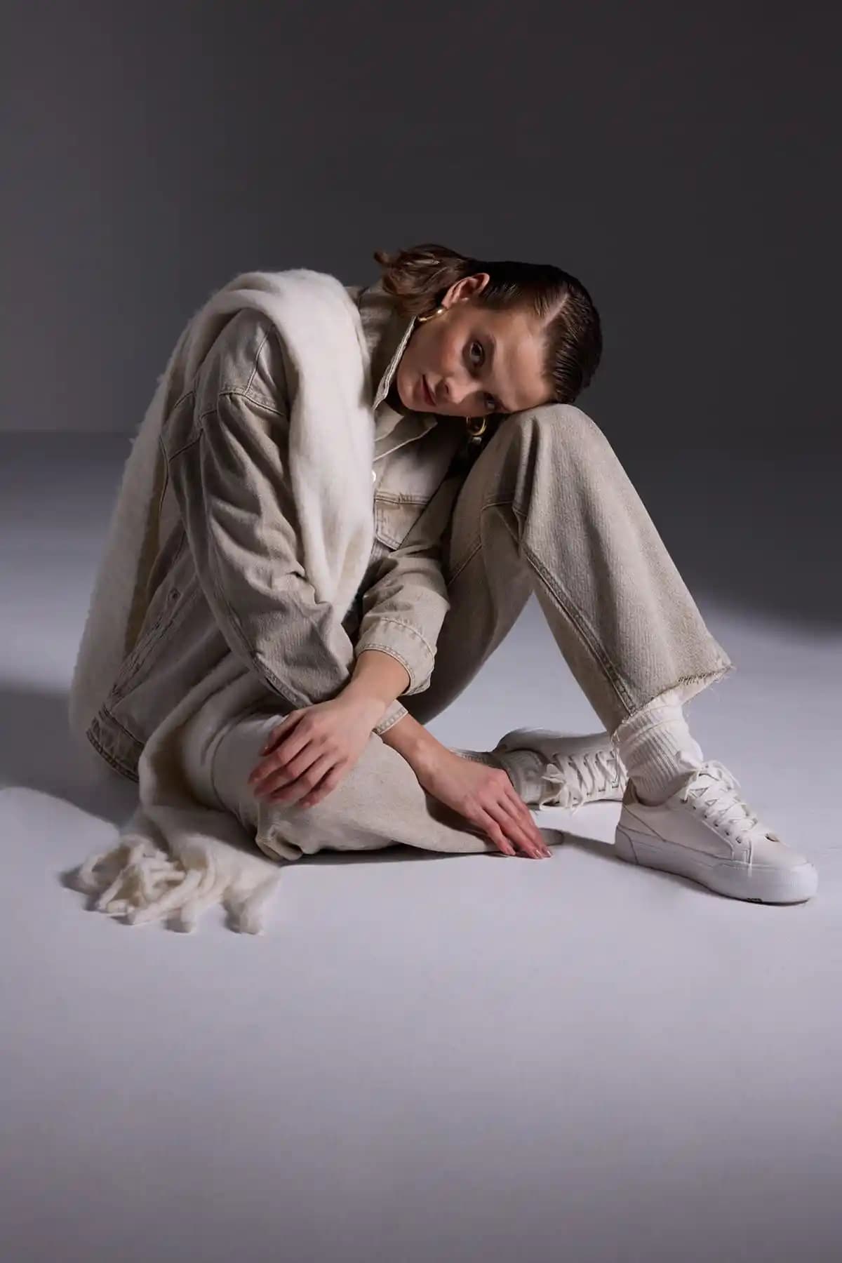 Açelya Okcu Yüksek Bel Geniş Paça Jean ile Günlük ve Özel Kombinasyonlar