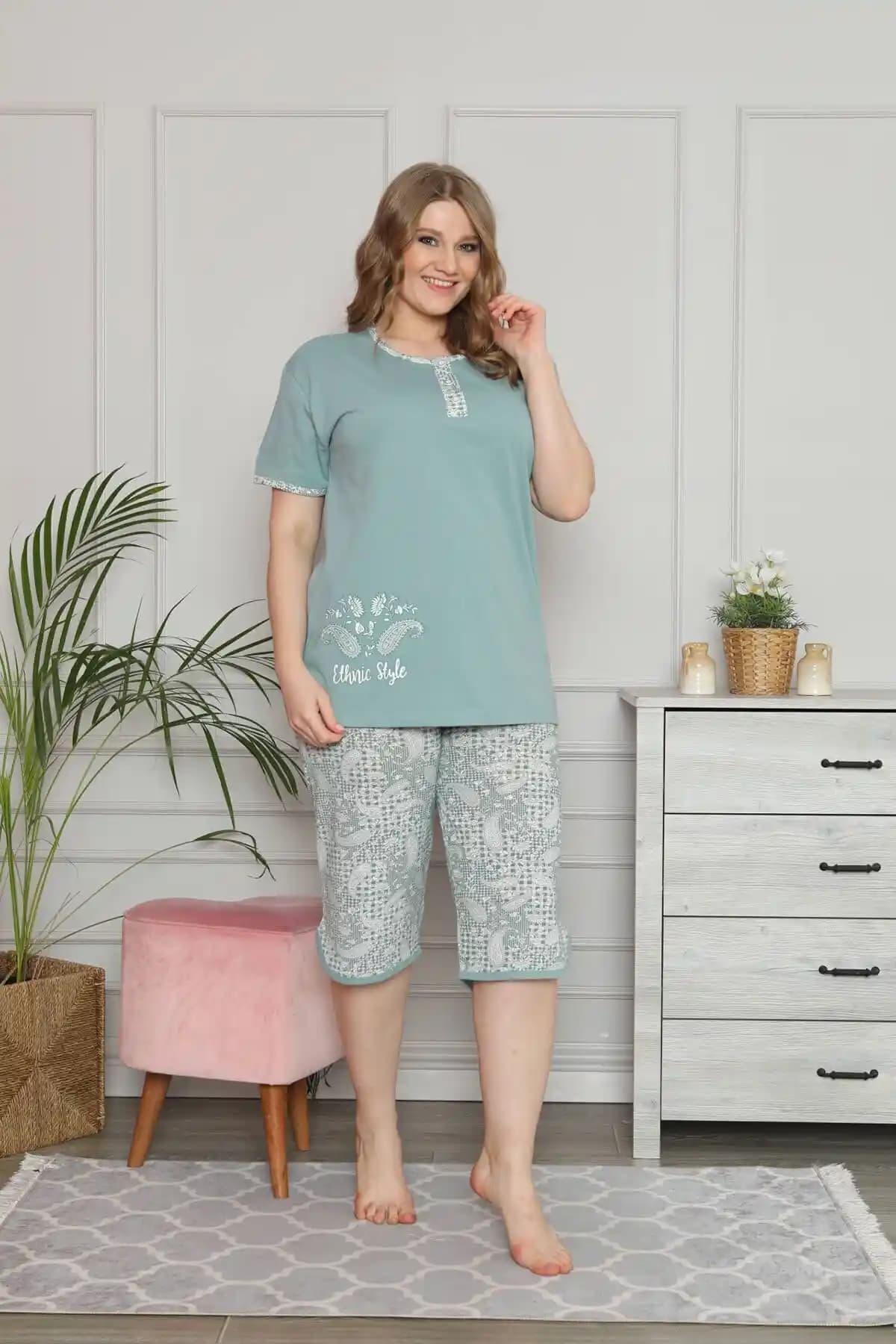 Akasya Kadın Kısa Kollu Yaka Düğmeli Cepli Battal Beden Kapri Pijama Takımı