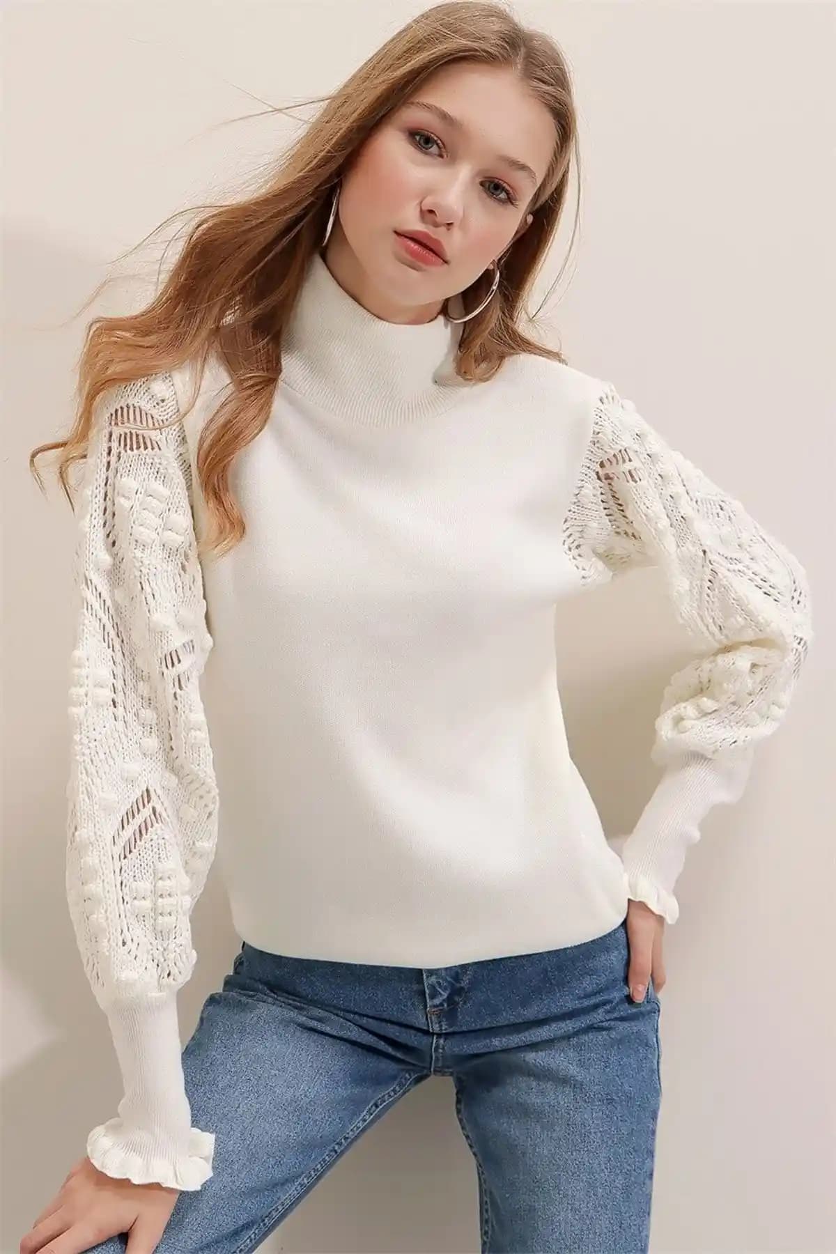 AQE FASHION Kadın Beyaz Yarım Balıkçı Yaka Dantel Detaylı Kazak