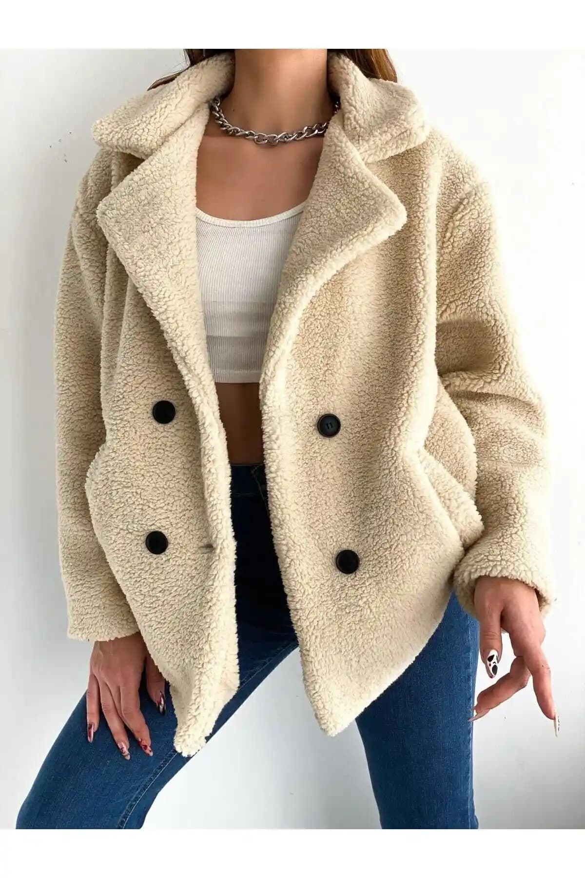 Butik Beyza Dört Düğme Peluş Montu: Şık ve Konforlu Kış İçin Kaliteli Seçenek