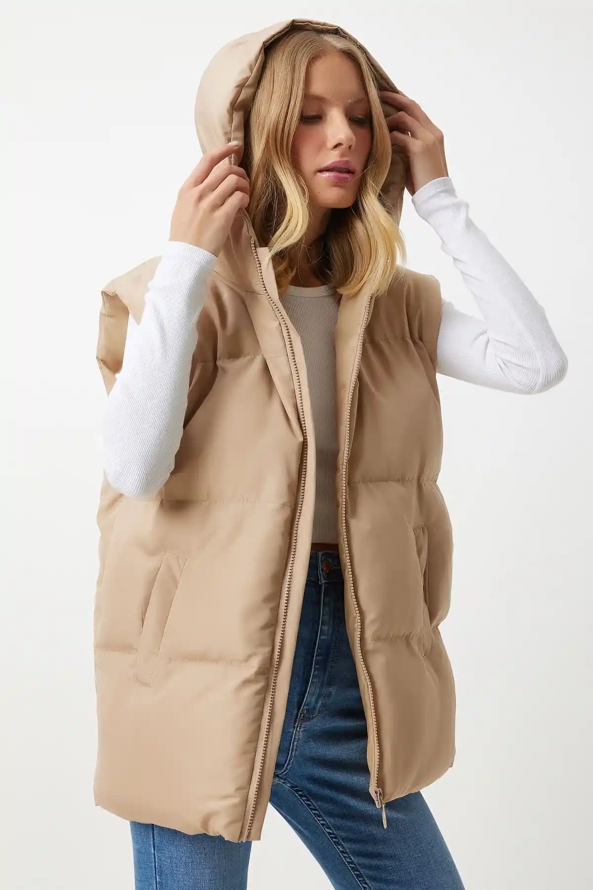 Happiness İstanbul Kadın Krem Kapüşonlu Oversize Şişme Yelek Modern ve Rahat Tasarım