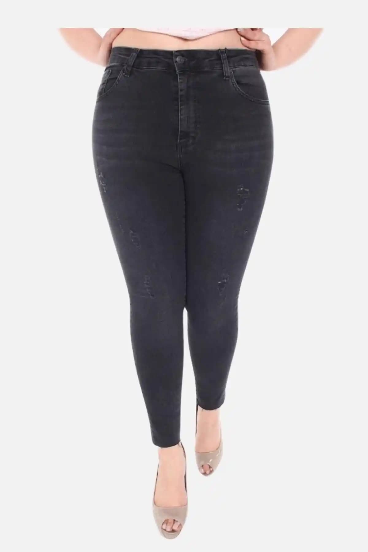 Kadın Siyah Büyük Beden Skinny Fit Jean Pantolon: Şıklık ve Konforun Birleşimi