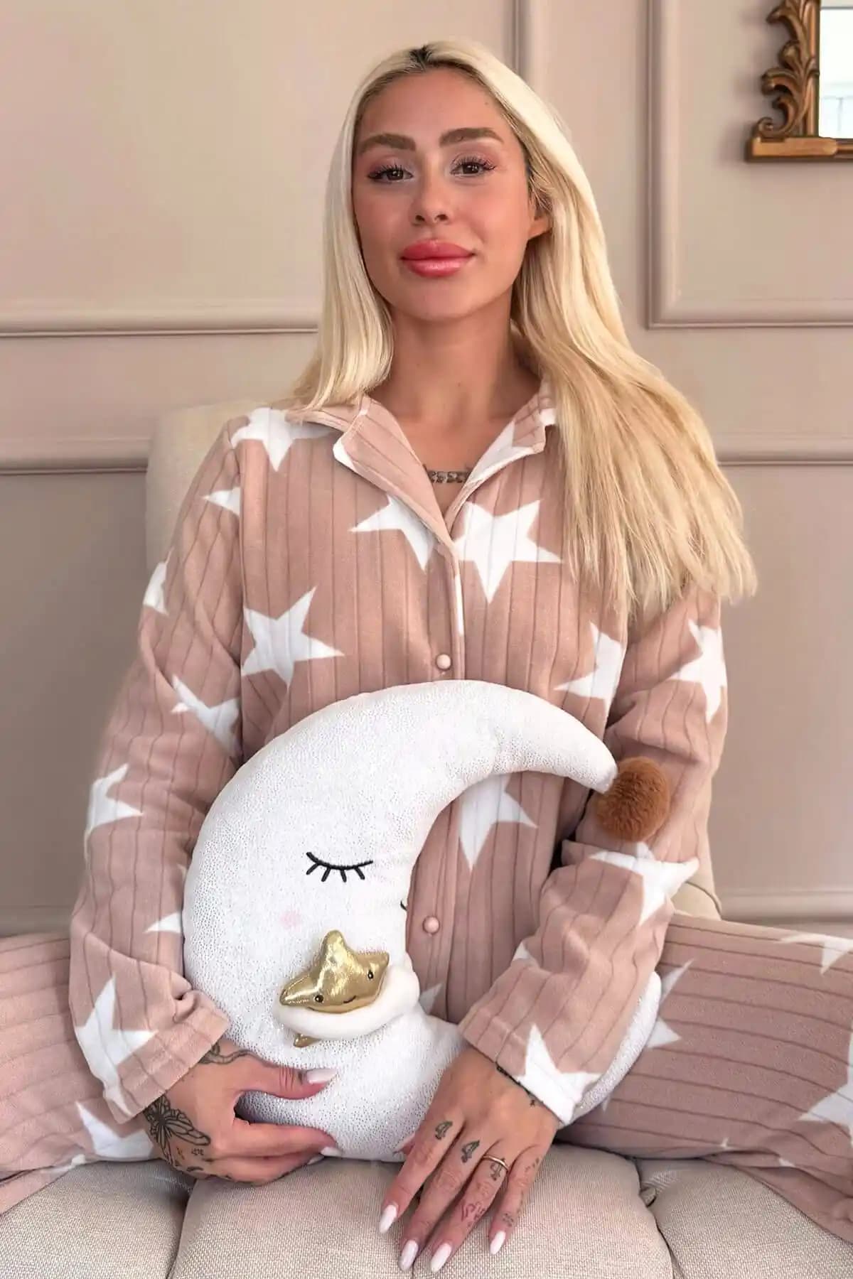 Karamel Yıldız Desenli Polar Pijama Takımı - Sıcak ve Şık Ev Giyim Seçeneği