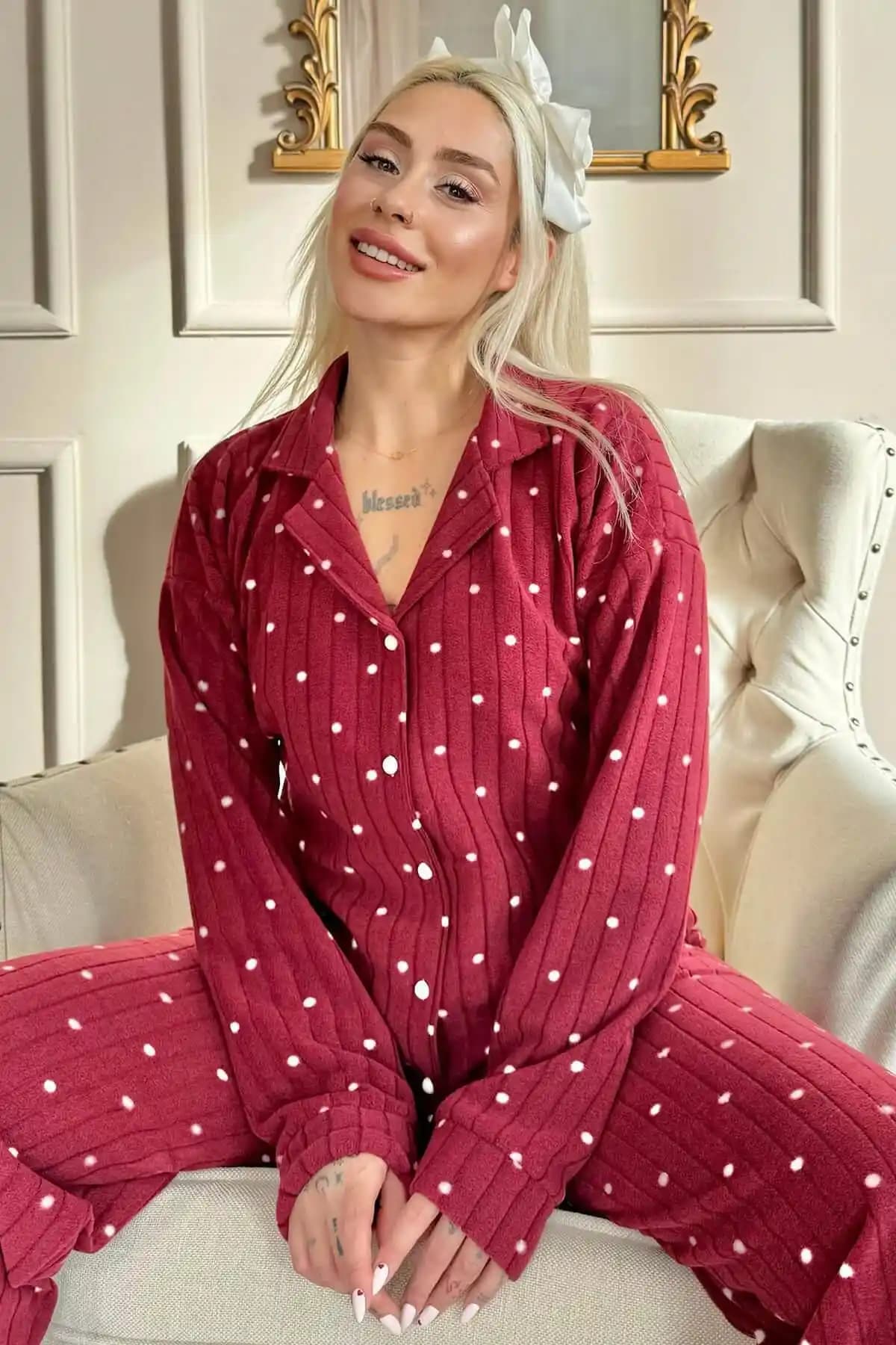 Kış İçin Sıcak ve Şık Polar Pijama Takımı Bordo Dotted Desenli Önden Düğmeli