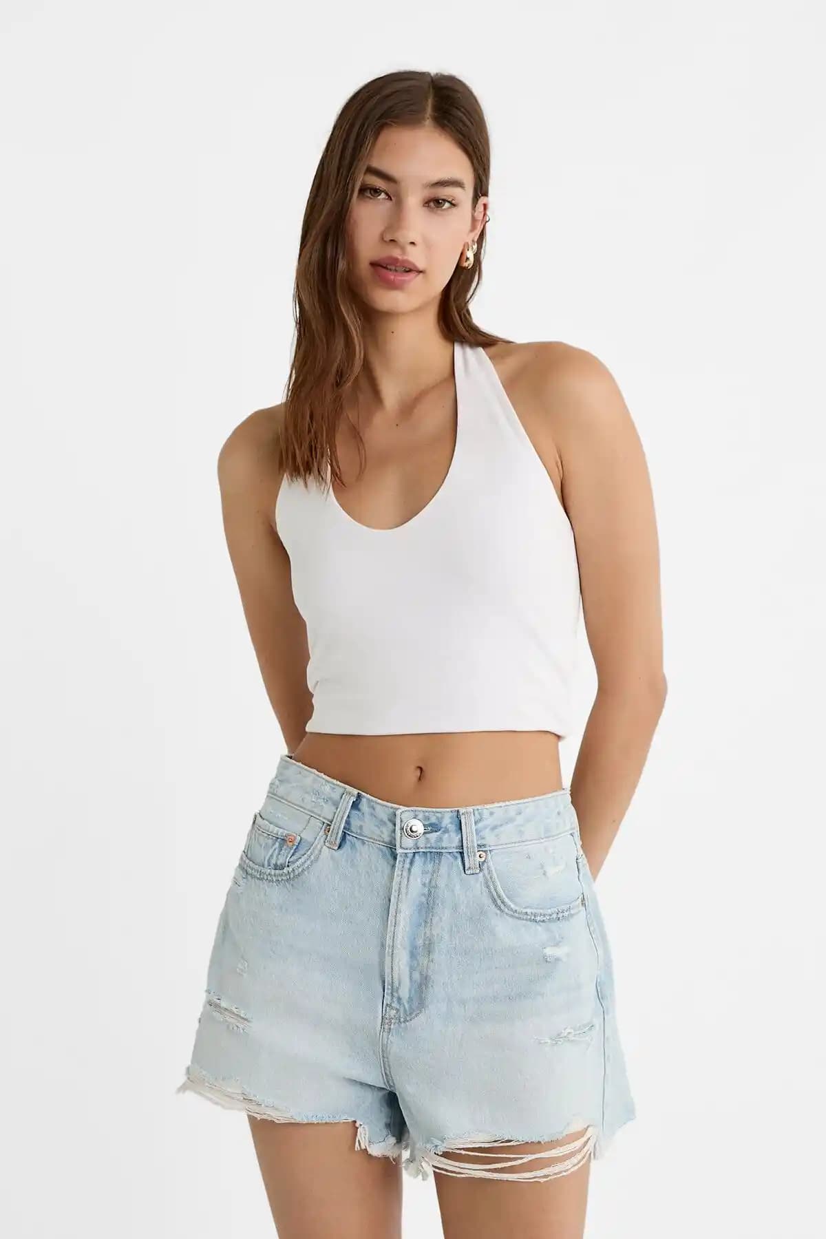 Stradivarius Distressed Denim Şort: Yaz Ayları İçin Şık ve Rahat Günlük Seçenek
