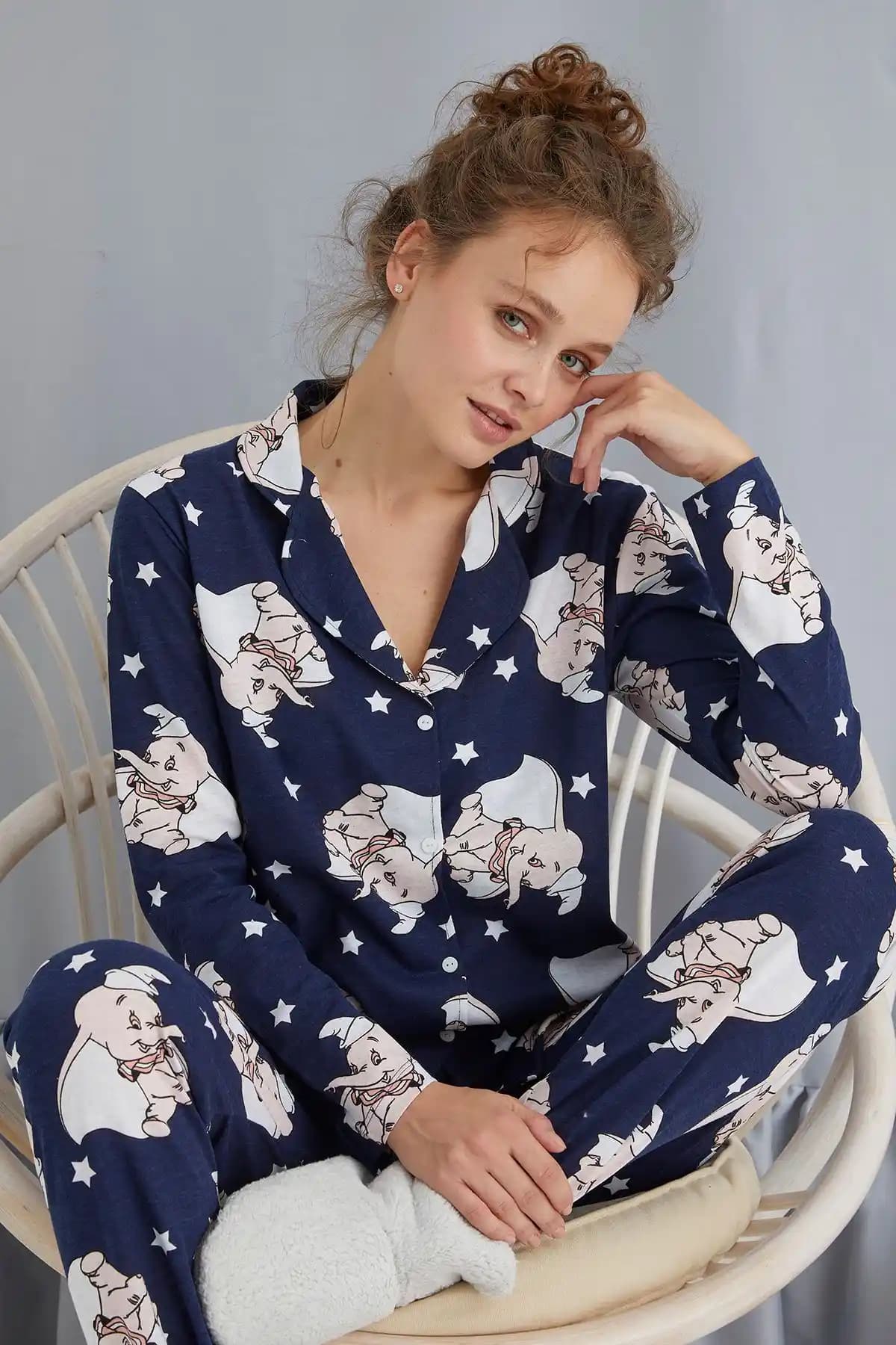 Strawberry Düğmeli Pijama Takımı: Şıklık ve Konforu Bir Arada Sunan Ev Giyim Ürünü