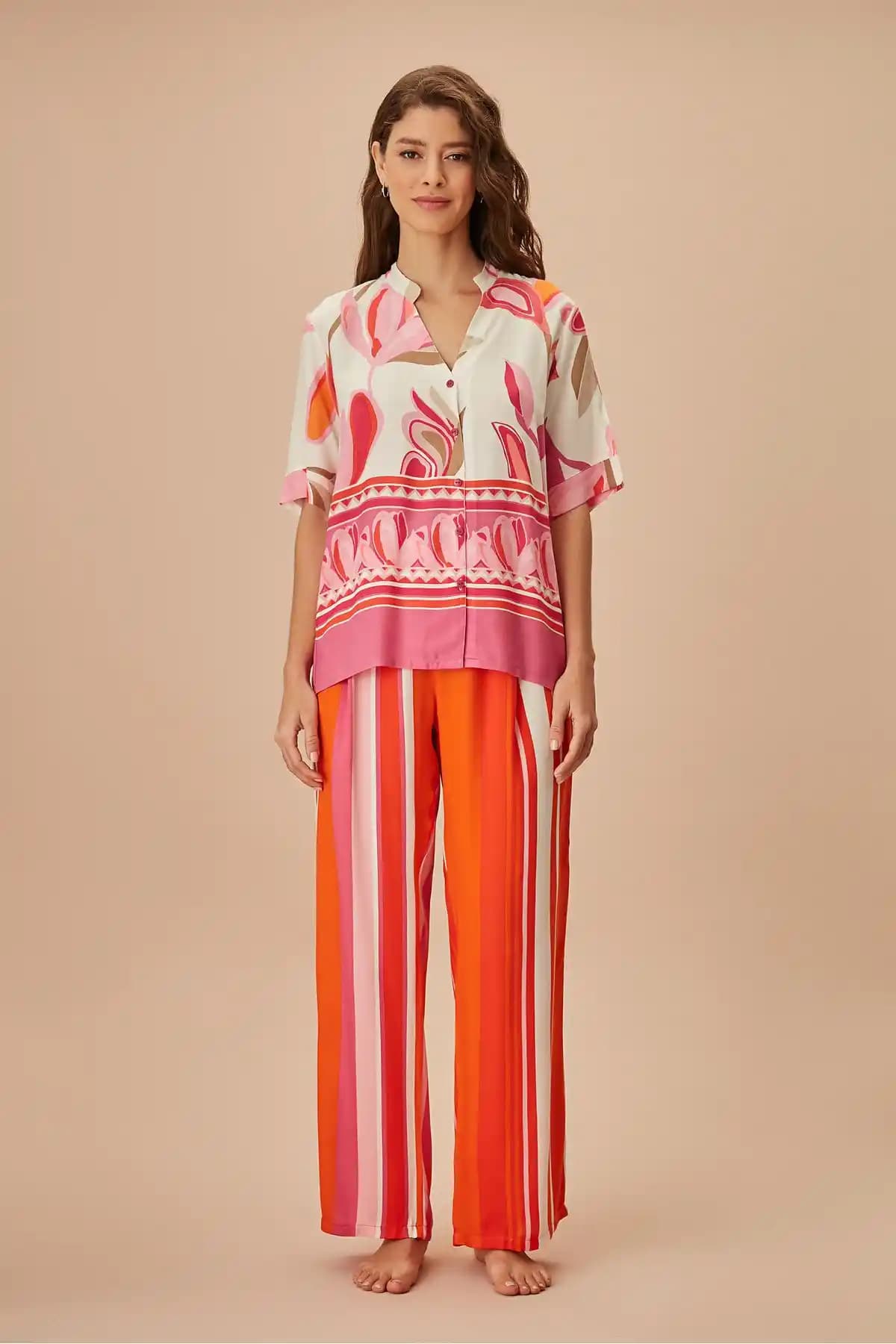 Suwen Carcee Maskülen Pijama Takımı: Konfor ve Şıklığı Bir Arada Sunan Ev Giyim Ürünü