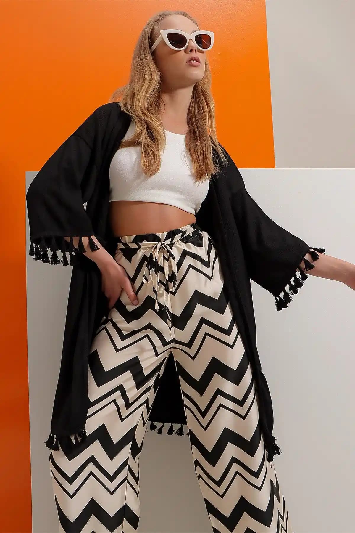 Trend Alaçatı Stili Siyah Püsküllü Kimono: Rahat ve Şık Yazlık Kadın Giyim Parçası