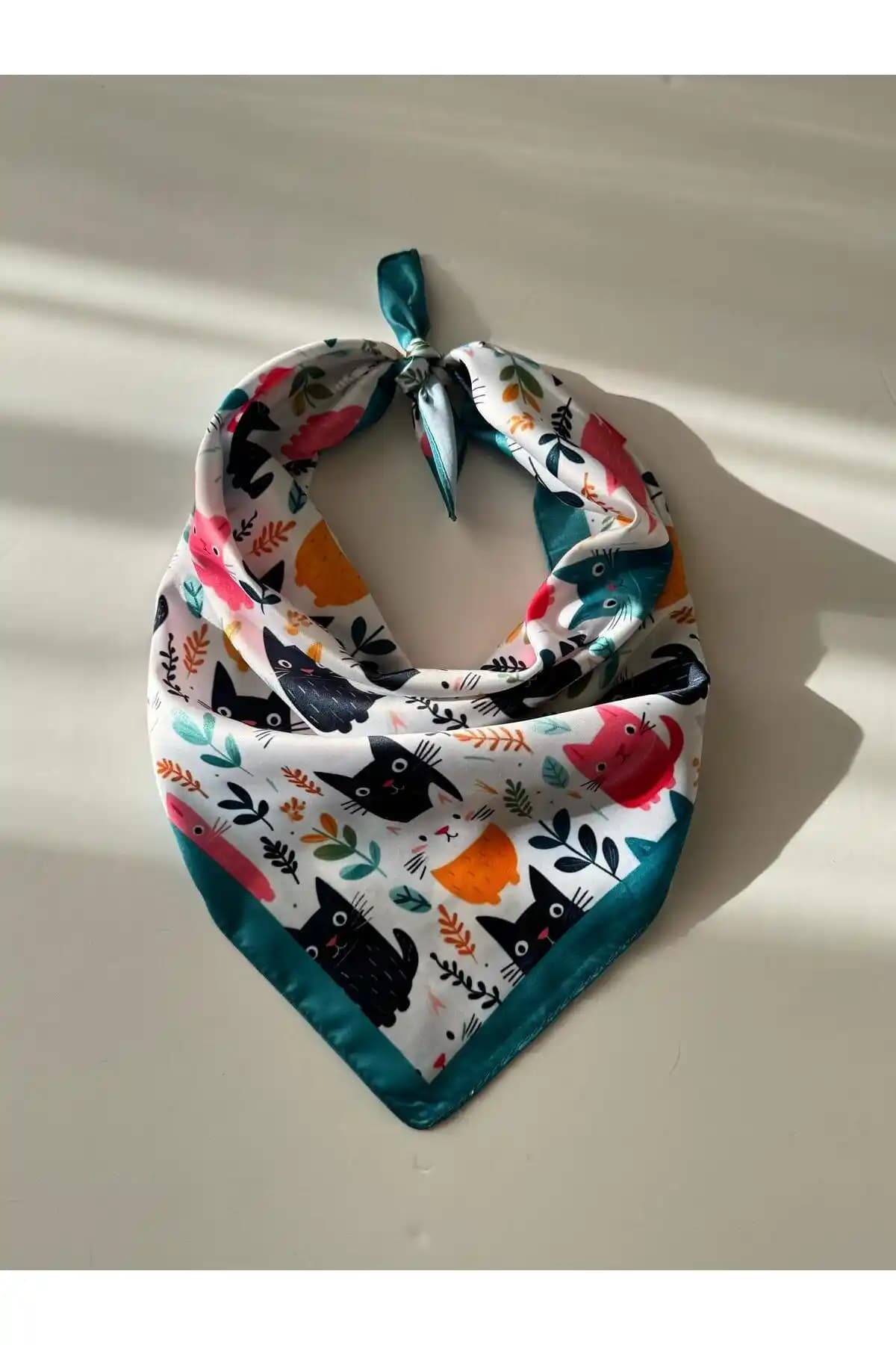 AGAPI Kedi Desenli Bandana Fular: Şık ve Kullanışlı Moda Aksesuarı