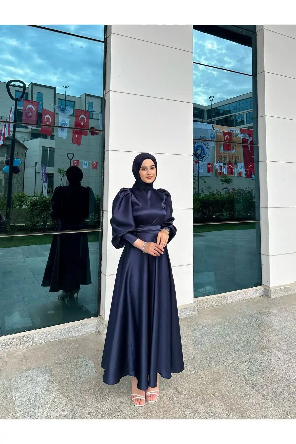Atelier LACİVERT Bella Tesettür Abiye: Şık ve Konforlu Gece Kıyafeti Seçenekleri