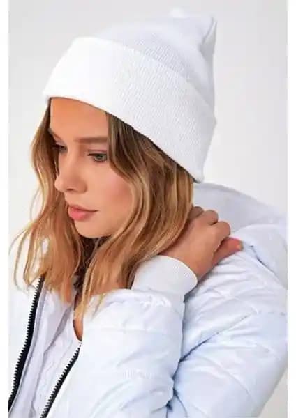 Boldy Klasik Beyaz Bere: Şık ve Fonksiyonel Unisex Kış Aksesuarı