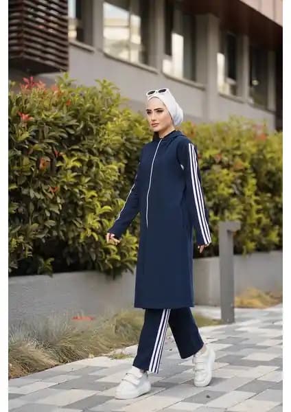 Burcu Tesettür Önden Fermuarlı Lacivert Eşofman Takımı TRN1018 Detaylı İnceleme