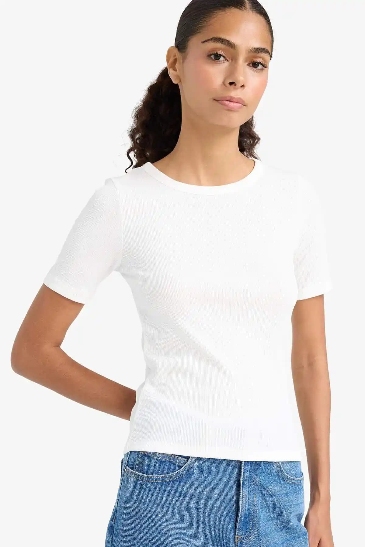 DeFacto Slim Fit Dar Kesim Bisiklet Yaka Basic Tişört İncelemesi ve Kullanım Tavsiyeleri