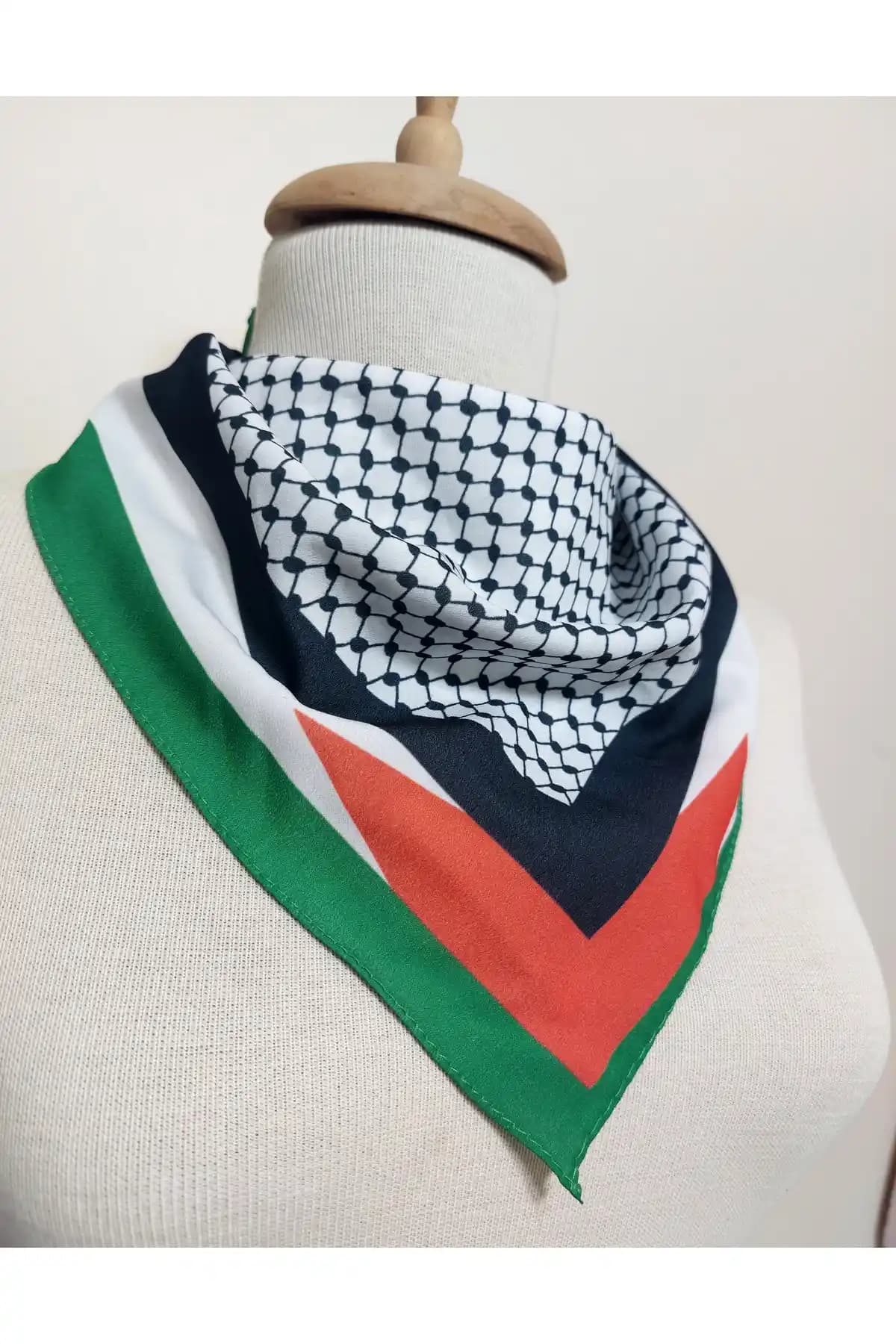 Filistin Bayrağı Desenli Fular: Renkli ve Şık Kültürel Aksesuar