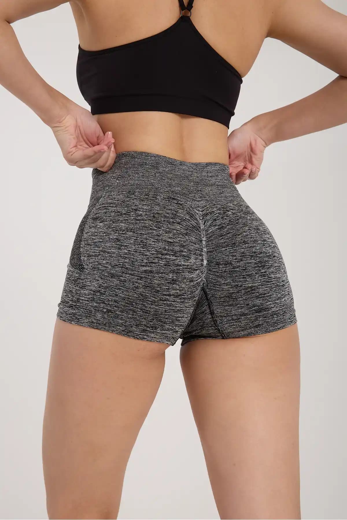 Gymhams Siyah Ekstra Mini Büzgülü Şort: Modern ve Çok Yönlü Spor Giyim Seçeneği