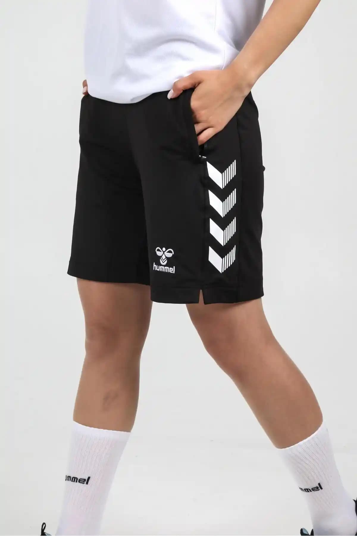 Hummel Dream Cepli Kamp Şortu Siyah: Hafif ve Dayanıklı Spor Şortu Tasarımı