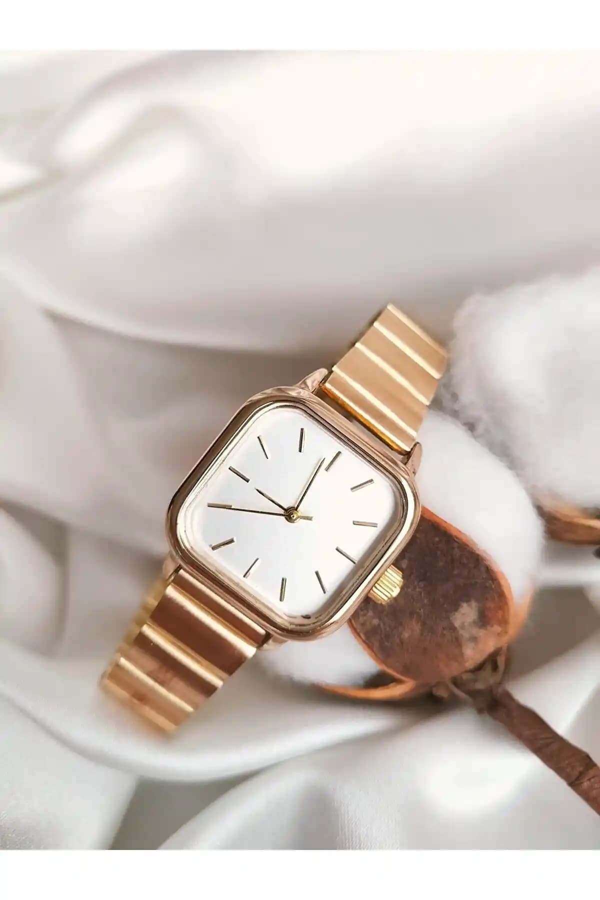 İSTLİV Minimal Kare Rose Kadın Kol Saati Şıklık ve Dayanıklılığı Bir Arada Sunar