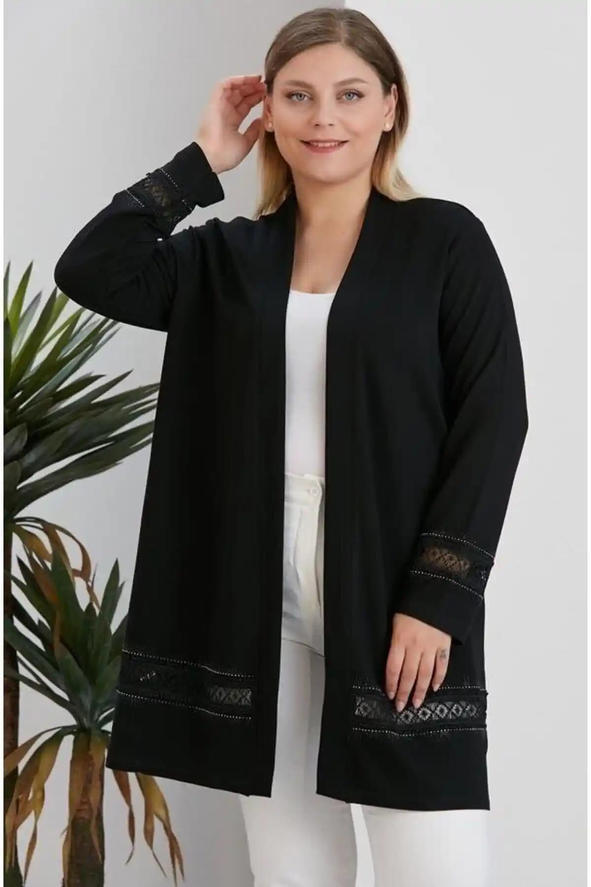 Kadın Büyük Beden Şık ve Rahat Midi Boy Hırka Güpür ve Taş Detaylarıyla