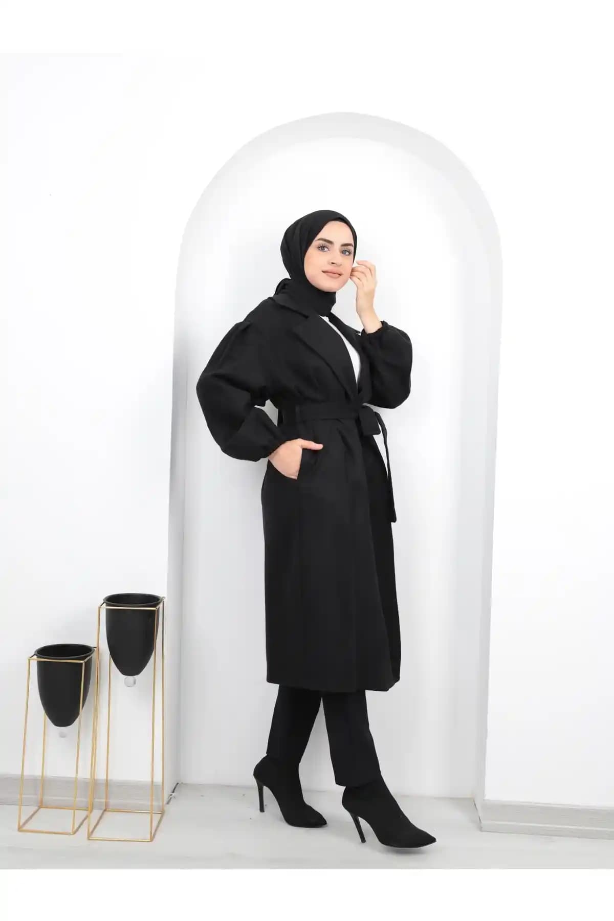 Kadın Tesettür Kabanı Büzgülü Kuşaklı Tasarımıyla Günlük Şıklık ve Konfor Sunar