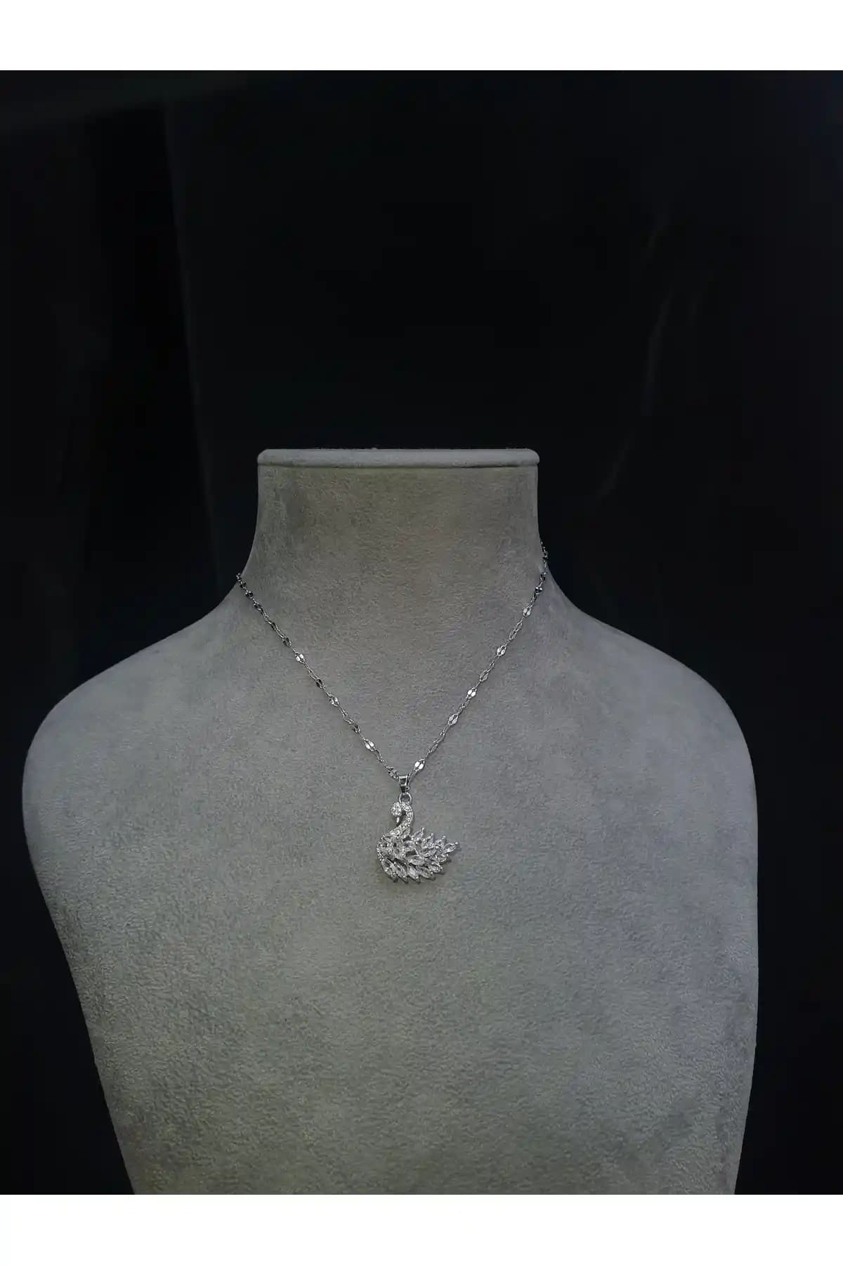 Lilith Aksesuarı Beyaz Zirkon Taşlı Kuğu Kolye: Şıklık ve Dayanıklılığı Bir Arada Sunan Modern Takı