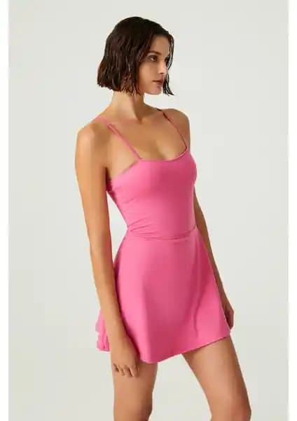 Los Ojos ve Melodi İş Birliğiyle Tasarlanan Pembe Spor Elbisesi Kadınlar İçin Şık ve Rahat Kullanım