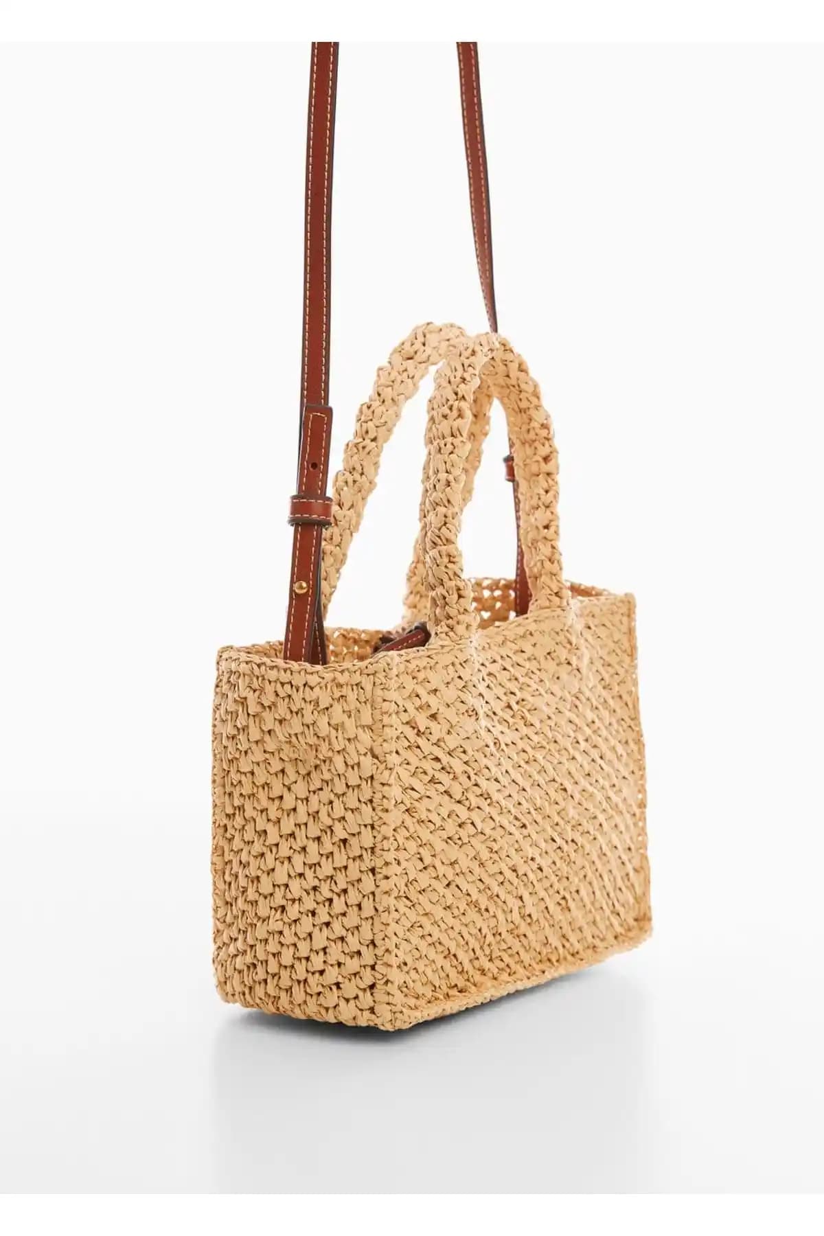 MANGO Rafya Görünümlü Omuz Çantası Günlük Şıklık ve Fonksiyonellik Sunar