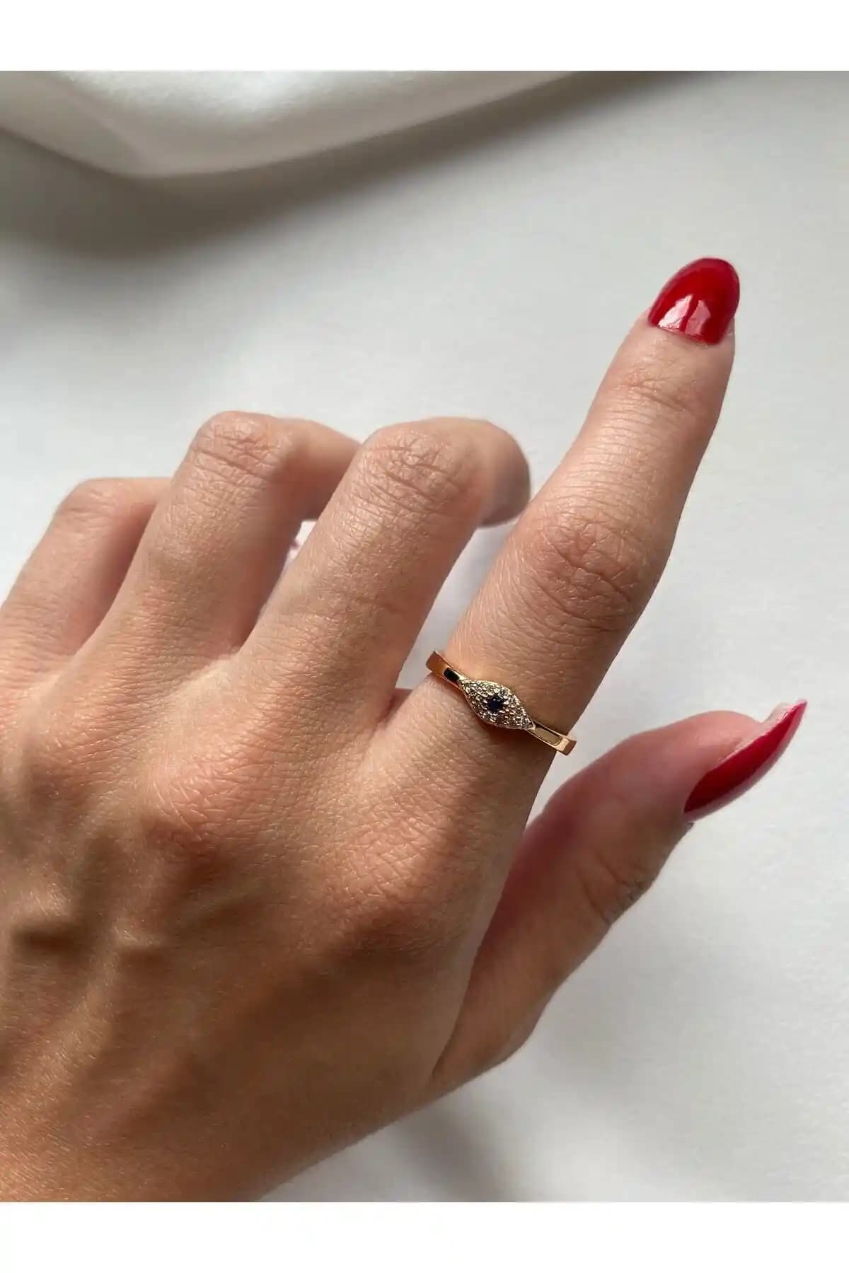 RingBox Gold Zirkon Taşlı Göz Model Yüzük: Zarif ve Şık Tasarım ile Dayanıklı Aksesuar