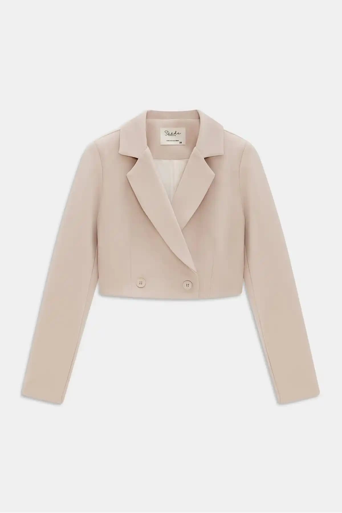 Saade Bej Kruvaze Crop Blazer Ceket: Çok Yönlü Şıklık ve Konfor Sunar
