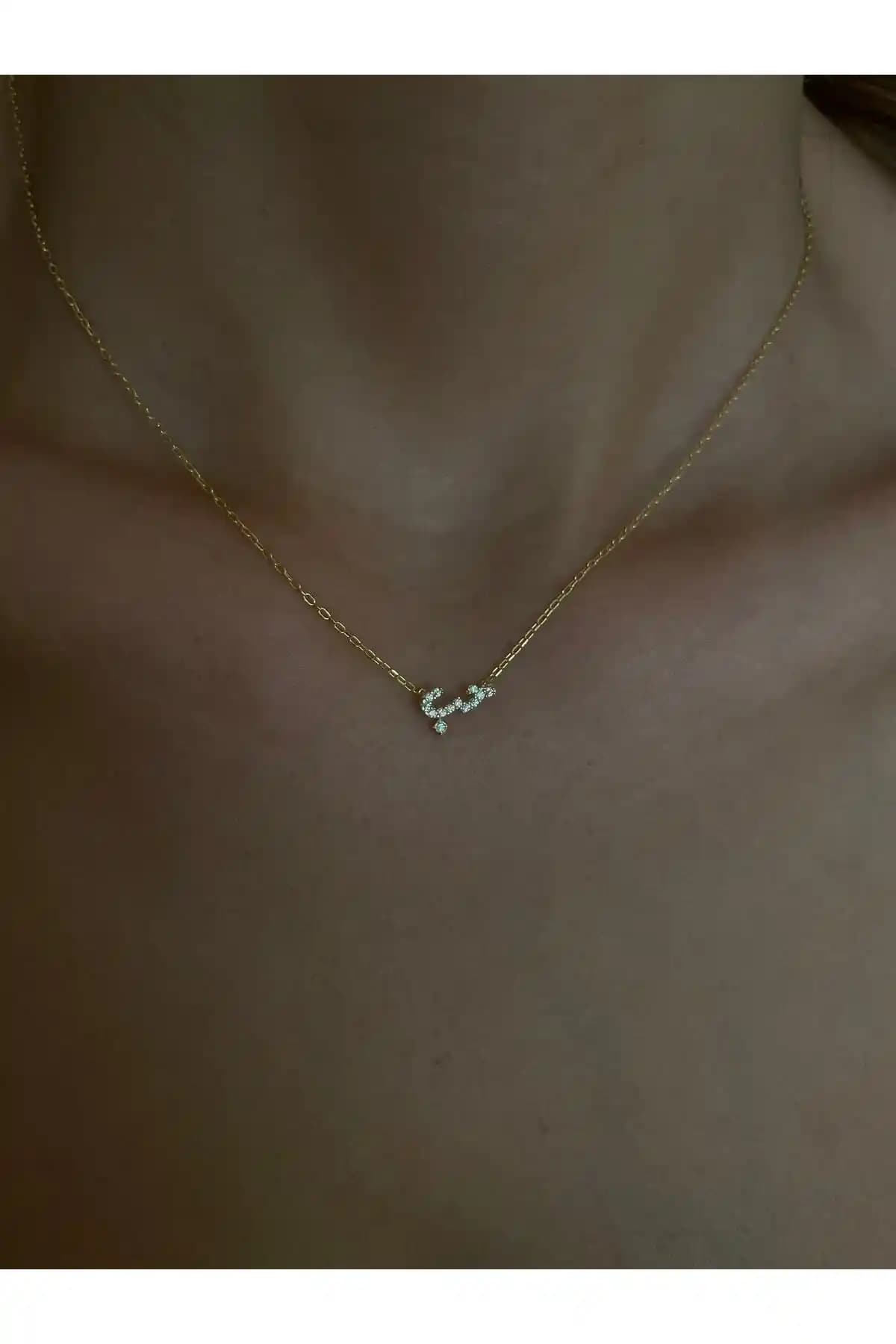 Sade Accessory Aşk Yazılı Küçük Arapça Kolye Güçlü Malzeme ve Modern Tasarım