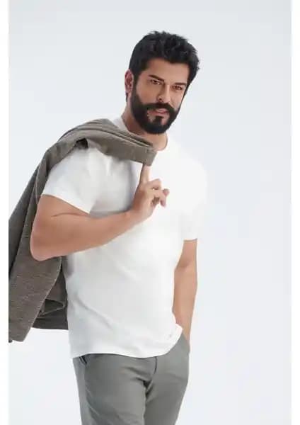 Altınyılz Classics ve DeFacto Erkek Beyaz Tişörtleri Karşılaştırması: Kalite, Konfor ve Fiyat Analizi