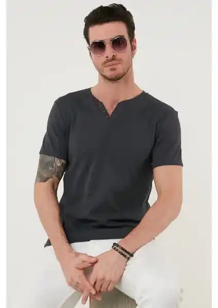 Buratti ve Mavi Erkek Tişörtleri Karşılaştırması: Malzeme, Kesim ve Kullanım Özellikleri