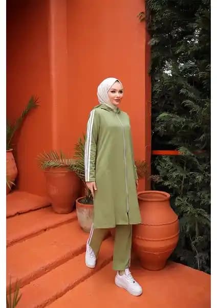 Burcu Tesettür TRN1018 ve Cng Moda Siyah Eşofman Takımı Karşılaştırması