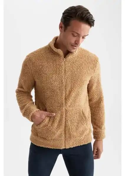 DeFacto Erkek Montları Karşılaştırması: Regular Fit Dik Yaka ve Peluş Kürklü Şişme Mont