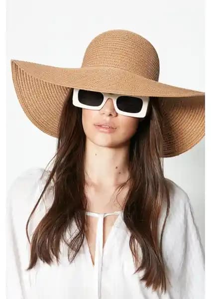 Plajda Şıklık ve Koruma İçin En Uygun Kadın Plaj Şapkaları Karşılaştırması