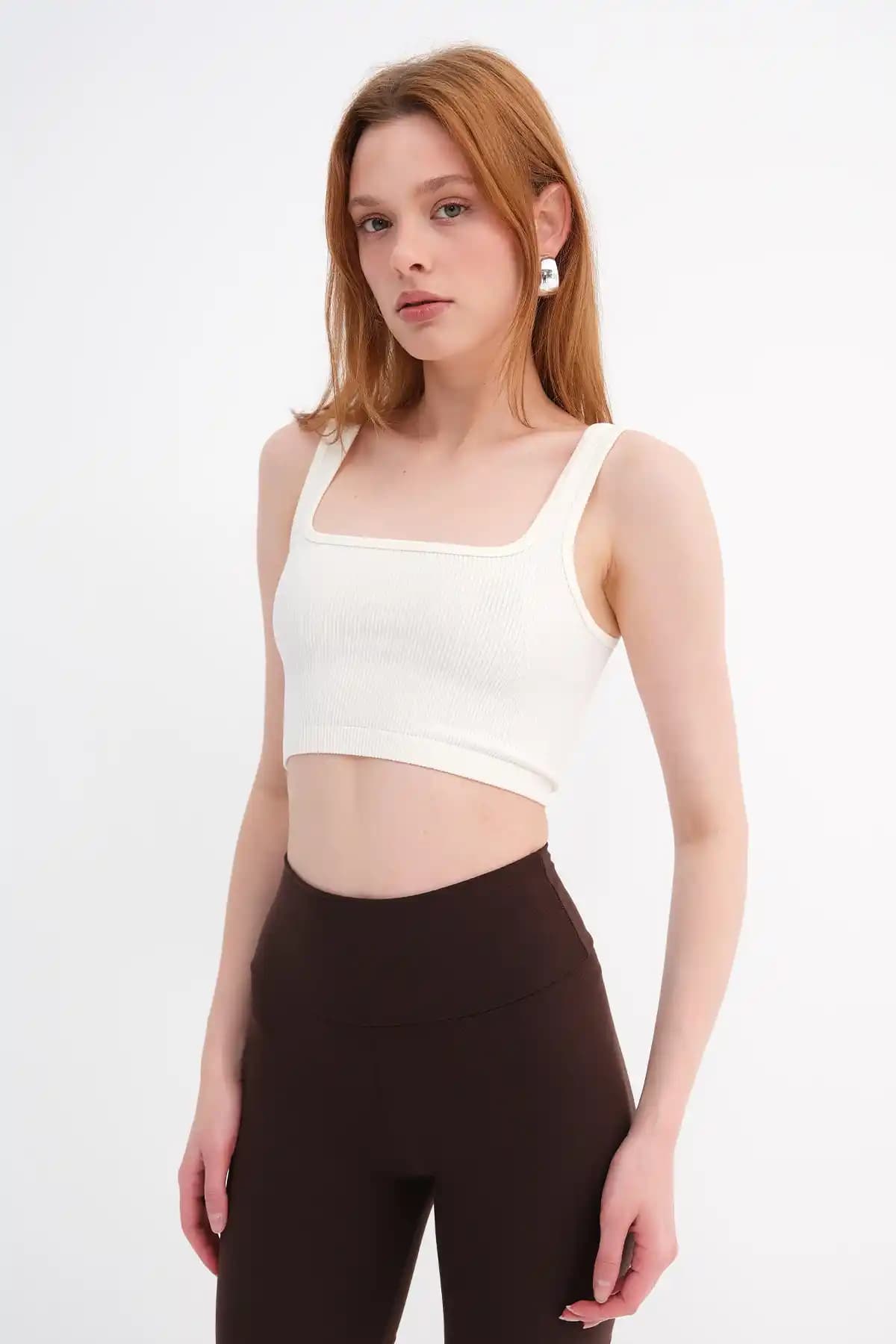 Addax Kare Yaka Seamless Crop Atlet: Modern Tasarım ve Yüksek Konforun Buluşması