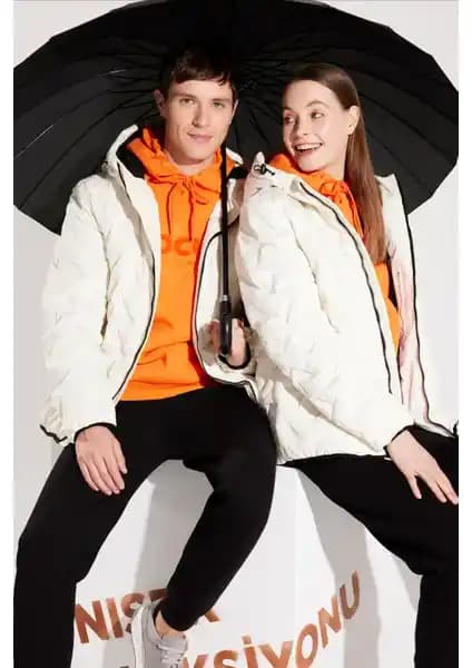 AVVA Erkek Beyaz Yapıştırma Desenli Su İtici Kumaşlı Kapüşonlu Şişme Mont Ürün Tanıtımı ve Özellikleri