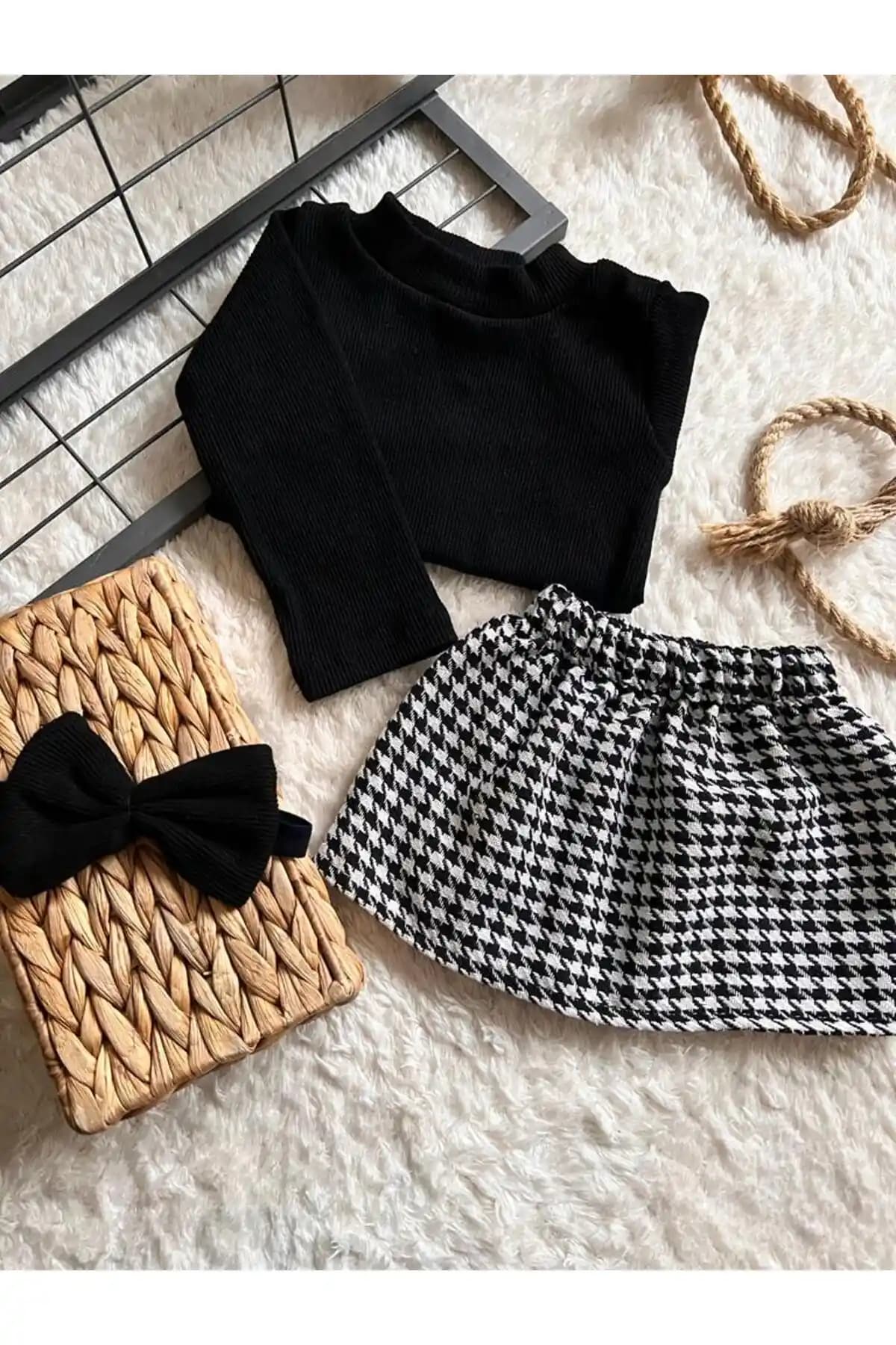 Bahnur Bebek Siyah Kazayağı Etek-Buz ve Bandana Seti Şıklık ve Konforu Bir Arada Sunar