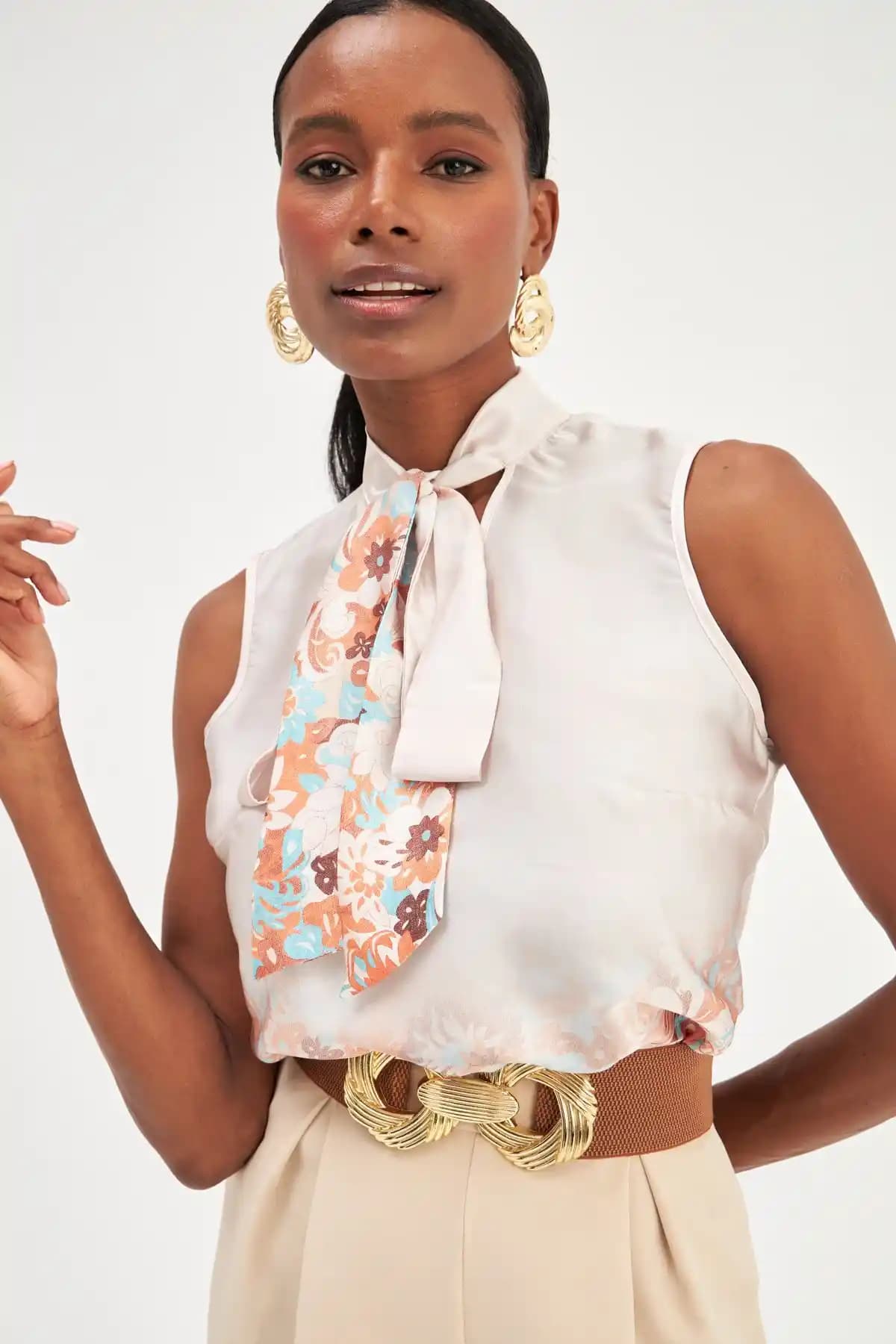 Bej Renkli Sateen Desenli Fular Detaylı Bluz Günlük Şıklık ve Konfor Sunar