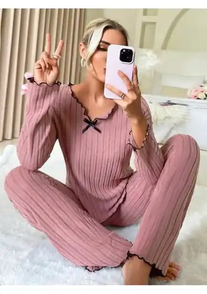 Bella Notte Gül Kurusu Pamuklu Fiyonk Detaylı Pijama Takımı: Şıklık ve Konforun Buluşması
