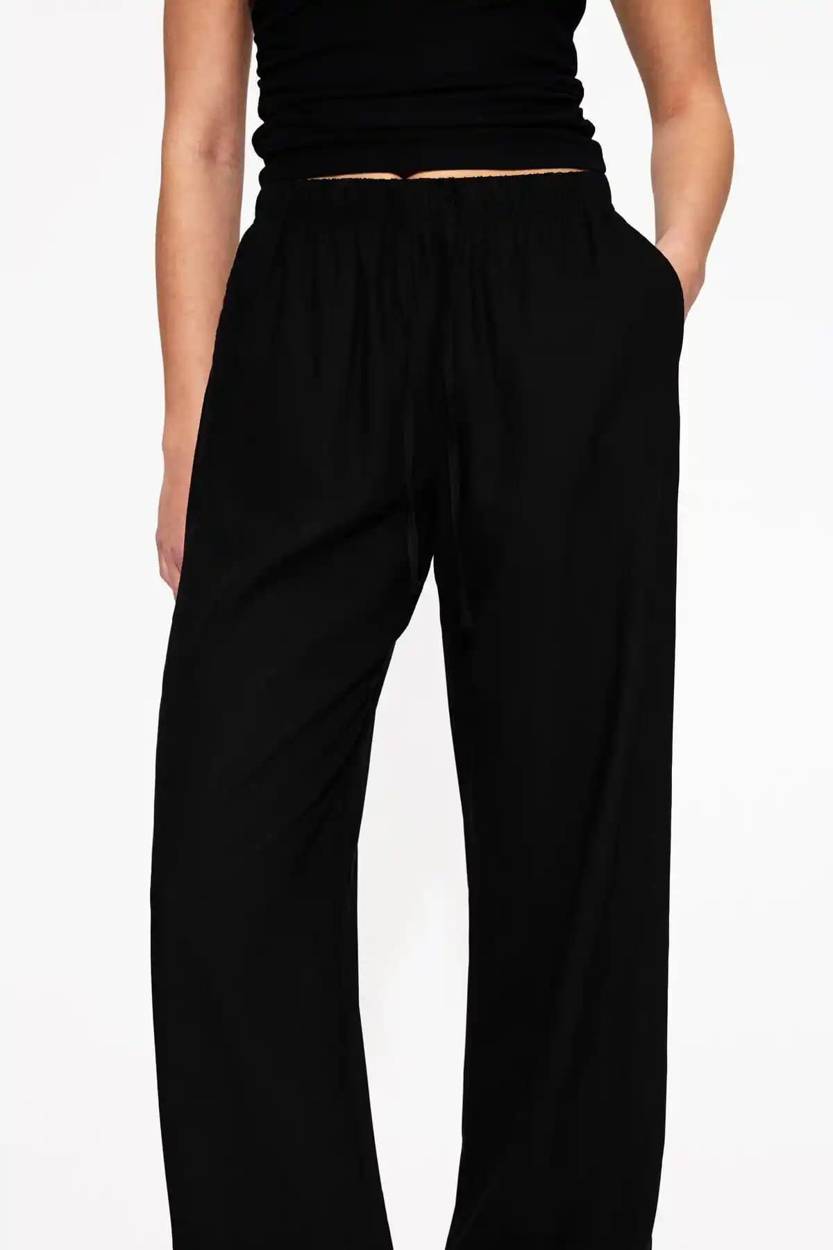 Bershka Keten Karışımlı ve Beli Lastikli Pantolon Günlük Şıklık ve Konfor Sunar