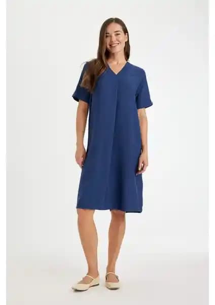 DeFacto Kadın Regular Fit V Yaka Kısa Kollu Midi Elbise D4574AX24HS: Şıklık ve Konforun Buluşması