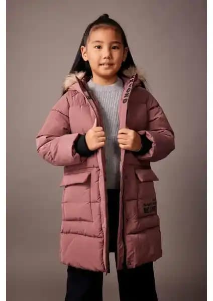 DeFacto Kız Çocuk Su İtici Kürklü Kapüşonlu Uzun Kabanı Şıklık ve Fonksiyonellik Sunar